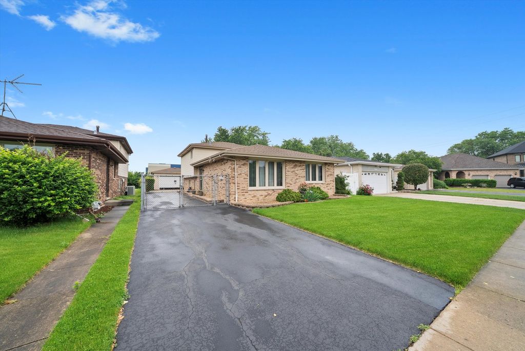 7542 Mason Avenue, Burbank, IL 60459