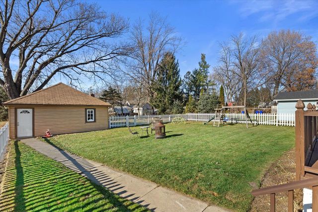 W380N8481 Mill STREET, Oconomowoc, WI 53066