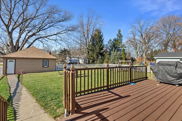 W380N8481 Mill STREET, Oconomowoc, WI 53066