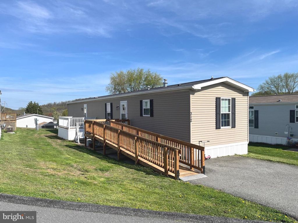 312 BLUE JAY DR, Red Lion, PA 17356