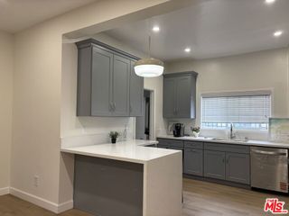 915 S Grand View Street, Los Angeles, CA 90006