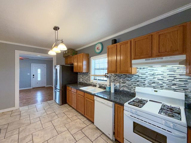 400 S 1st, Alpine, TX 79830