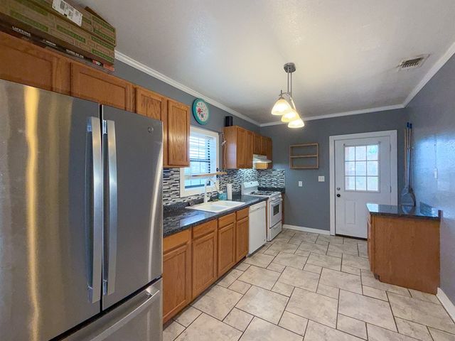 400 S 1st, Alpine, TX 79830