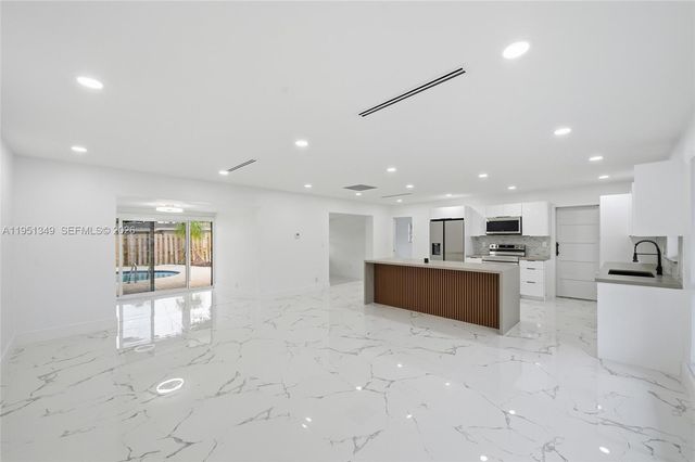 4711 NE 18th Avenue, Oakland Park, FL 33334