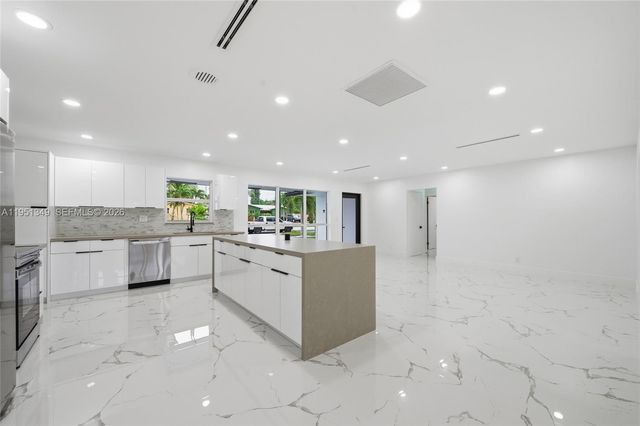4711 NE 18th Avenue, Oakland Park, FL 33334