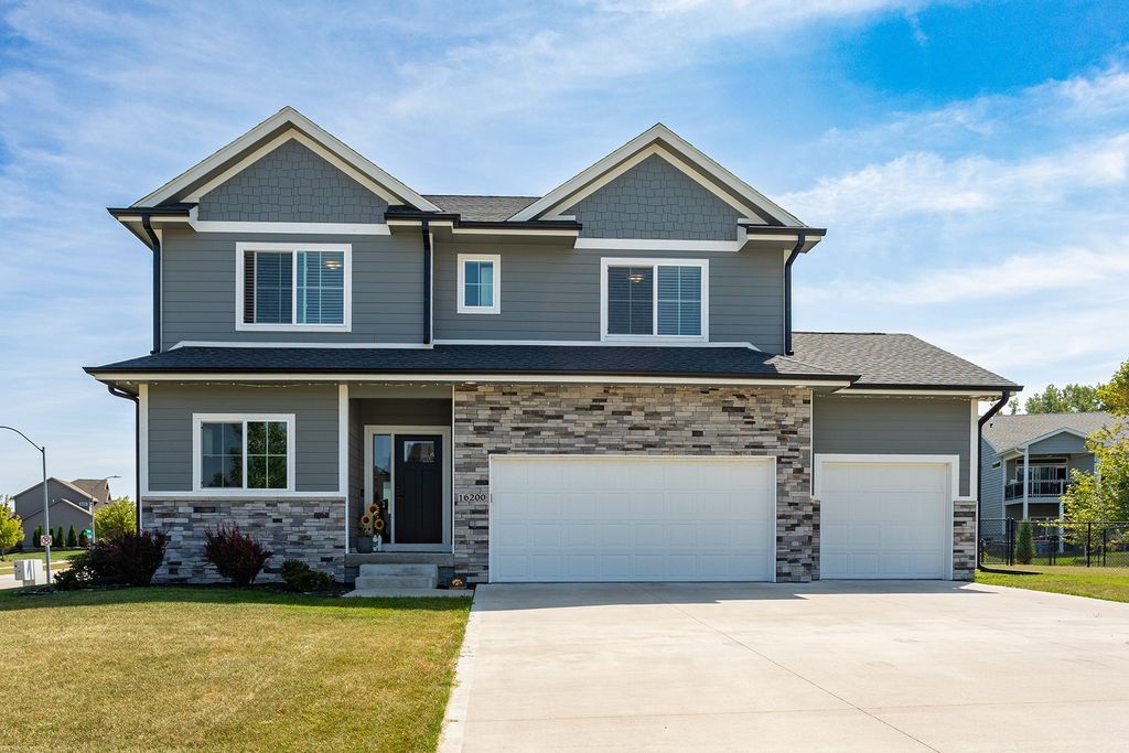 16200 Springbrook Trail, Urbandale, IA 50323