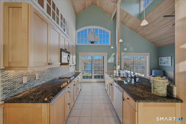 175 River Road, Essex, CT 06426