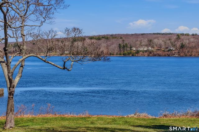 175 River Road, Essex, CT 06426