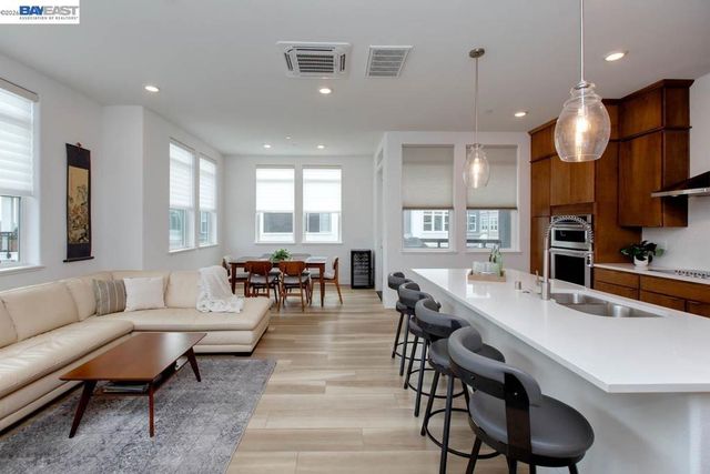 2885 2885 Tradewind Dr, Alameda, CA 94501