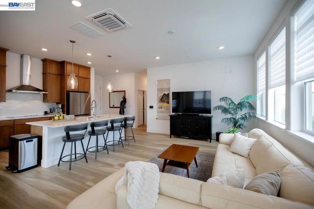 2885 2885 Tradewind Dr, Alameda, CA 94501