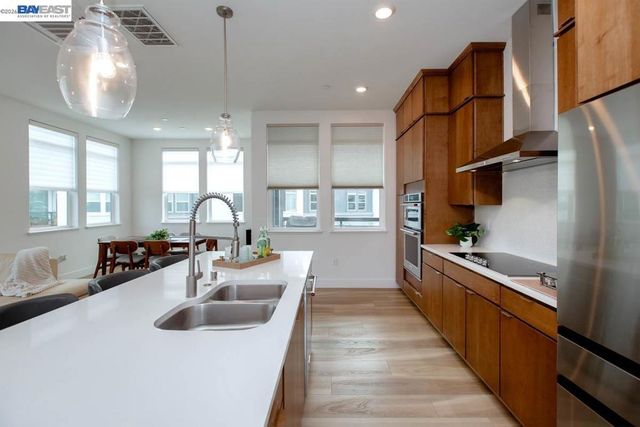 2885 2885 Tradewind Dr, Alameda, CA 94501