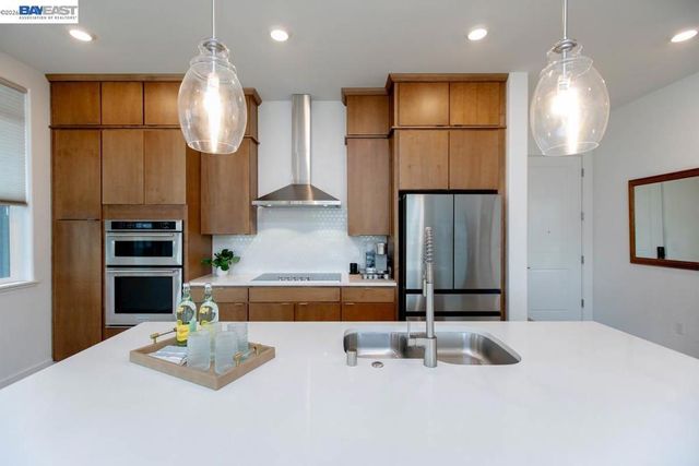 2885 2885 Tradewind Dr, Alameda, CA 94501