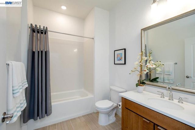 2885 2885 Tradewind Dr, Alameda, CA 94501