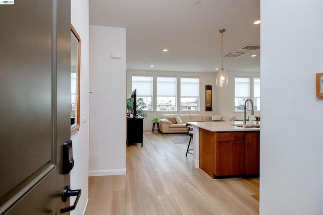 2885 2885 Tradewind Dr, Alameda, CA 94501