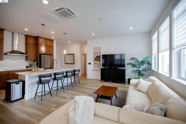 2885 2885 Tradewind Dr, Alameda, CA 94501