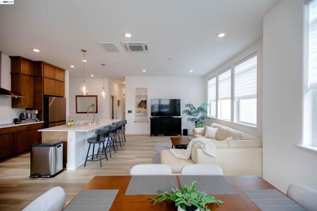 2885 2885 Tradewind Dr, Alameda, CA 94501