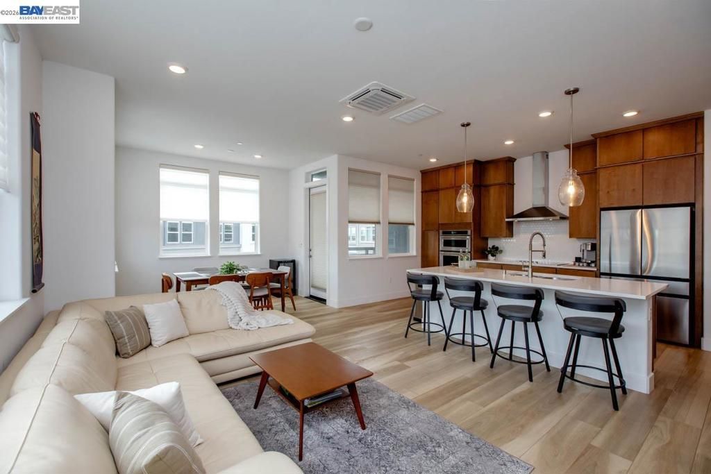 2885 2885 Tradewind Dr, Alameda, CA 94501