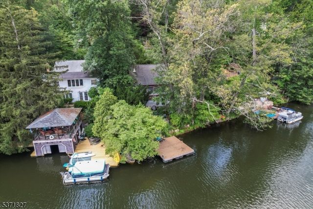 151 Pine Tree Rd, Bloomingdale Boro, NJ 07403
