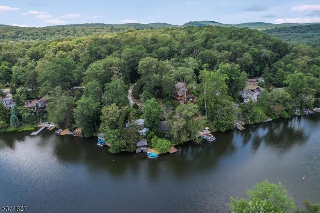 151 Pine Tree Rd, Bloomingdale Boro, NJ 07403
