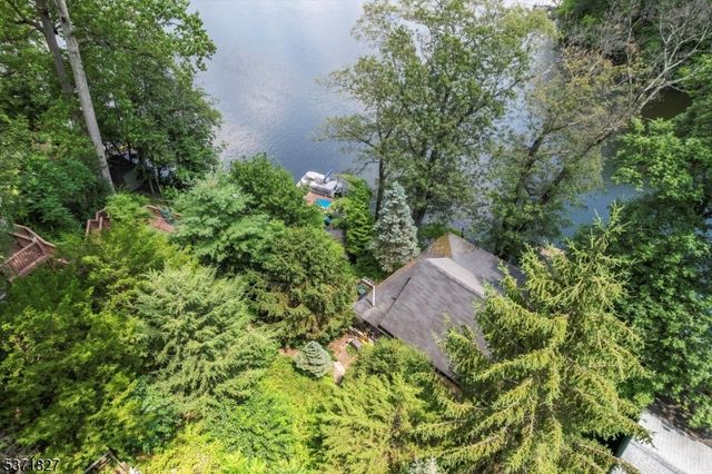 151 Pine Tree Rd, Bloomingdale Boro, NJ 07403