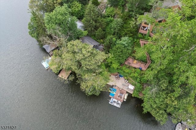 151 Pine Tree Rd, Bloomingdale Boro, NJ 07403