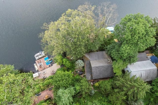 151 Pine Tree Rd, Bloomingdale Boro, NJ 07403