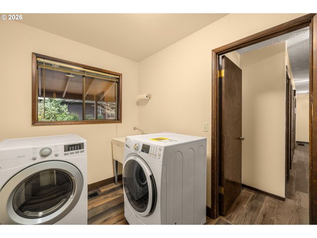 4760 DOGWOOD Dr, Lake Oswego, OR 97035