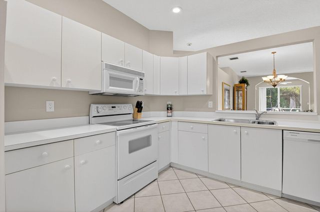 10612 Royal Caribbean Circle, Boynton Beach, FL 33437