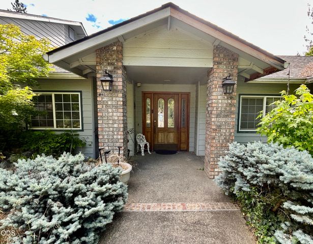 2075 SW Allen Creek Road, Grants Pass, OR 97527
