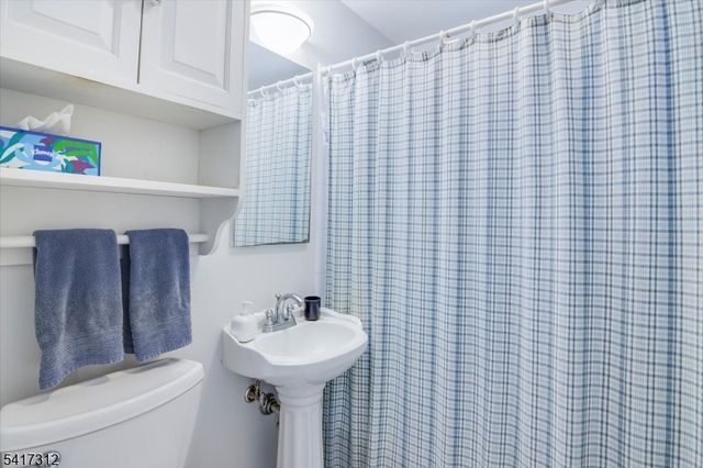 18 Duncan Ln, Rockaway Boro, NJ 07866