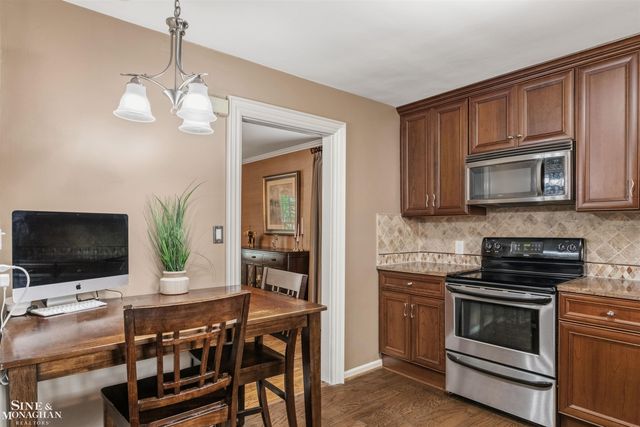 586 University Place, Grosse Pointe, MI 48230