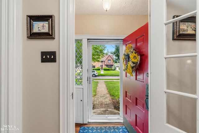 586 University Place, Grosse Pointe, MI 48230