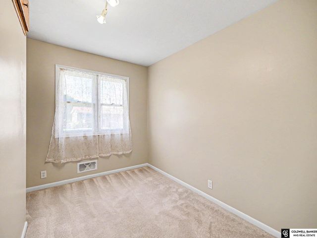 5026 Aspen Drive, Omaha, NE 68157