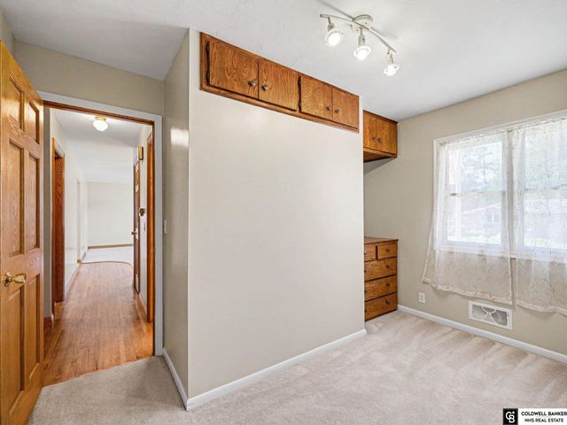 5026 Aspen Drive, Omaha, NE 68157