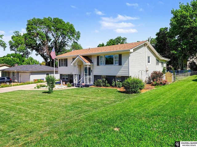 5026 Aspen Drive, Omaha, NE 68157