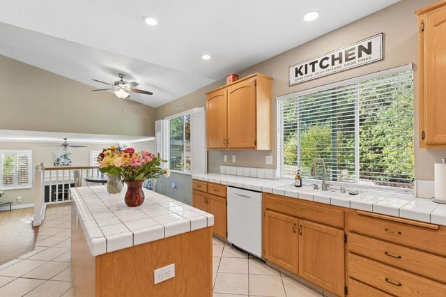 2890 Aquamarine Cir, Rescue, CA 95672