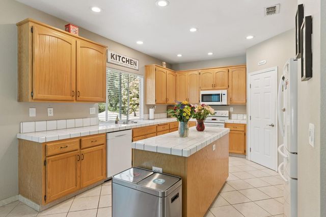 2890 Aquamarine Cir, Rescue, CA 95672