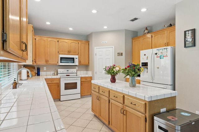 2890 Aquamarine Cir, Rescue, CA 95672