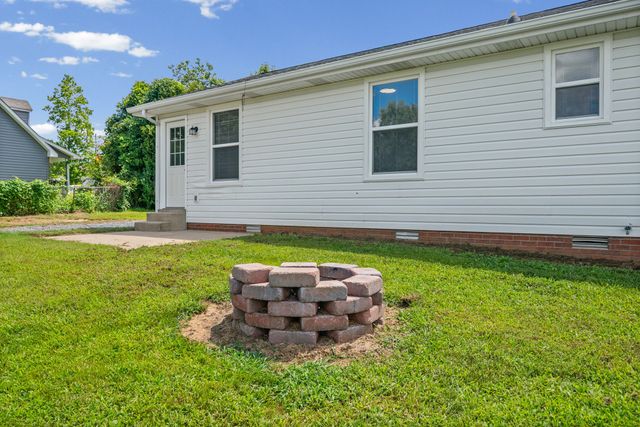 737 Shelton Cir, Clarksville, TN 37042