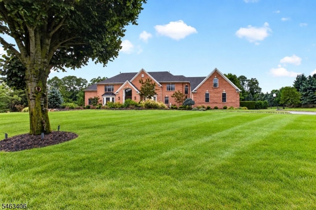 10 Maacka Dr, Holmdel Twp., NJ 07733