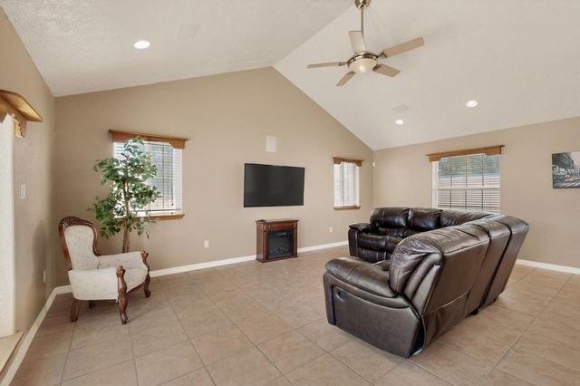 6 King Court, Los Lunas, NM 87031