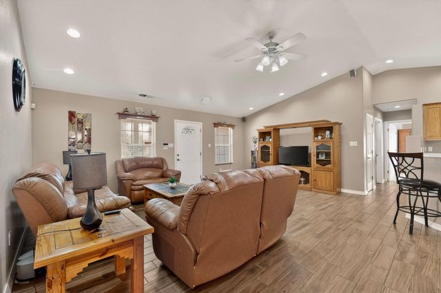 6 King Court, Los Lunas, NM 87031