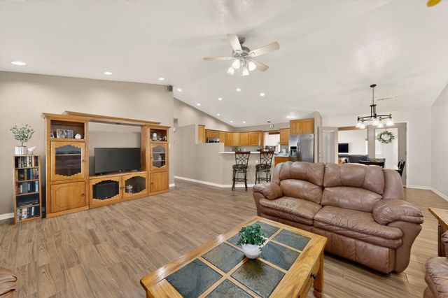 6 King Court, Los Lunas, NM 87031