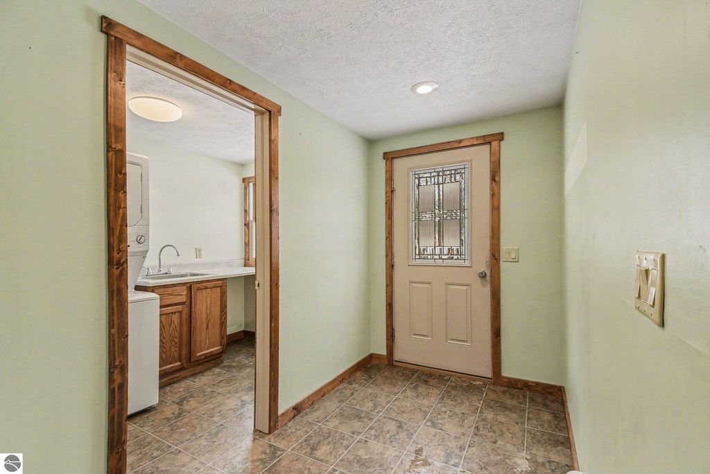 Image 10 of property listing at 11510 E Lee Mann Road, Northport, MI 49670