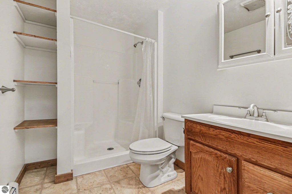 Image 18 of property listing at 11510 E Lee Mann Road, Northport, MI 49670