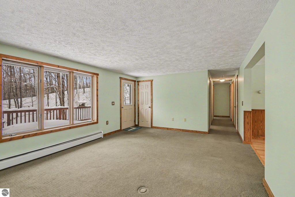 Image 4 of property listing at 11510 E Lee Mann Road, Northport, MI 49670