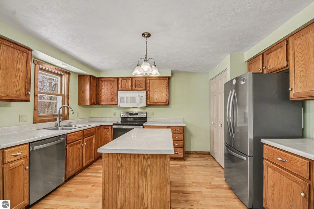 Image 5 of property listing at 11510 E Lee Mann Road, Northport, MI 49670