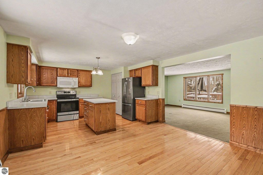 Image 6 of property listing at 11510 E Lee Mann Road, Northport, MI 49670