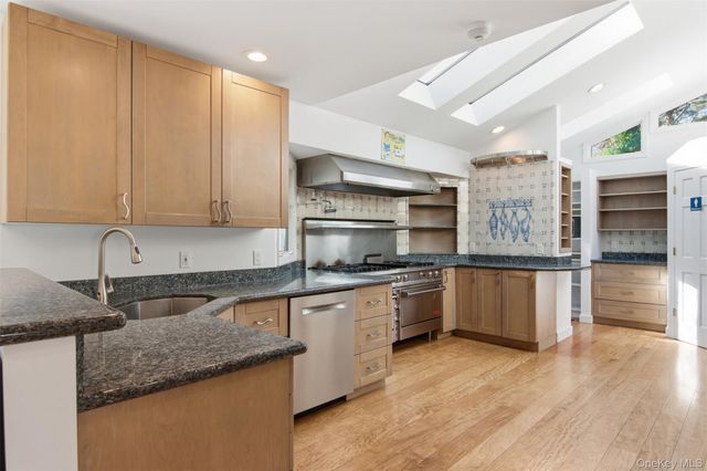 6 Vingut Lane, Setauket, NY 11733