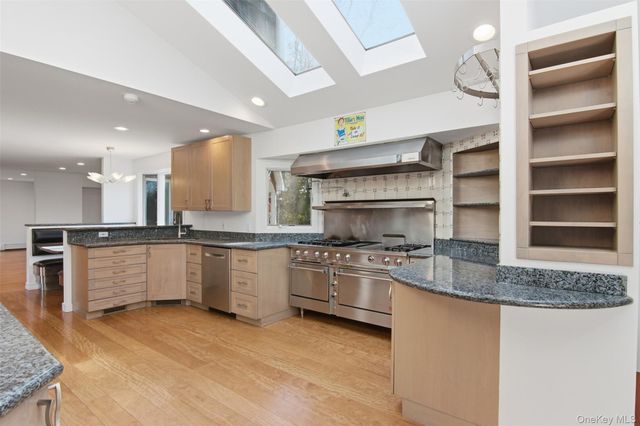 6 Vingut Lane, Setauket, NY 11733